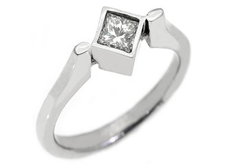 WOMENS SOLITAIRE PRINCESS CUT DIAMOND ENGAGEMENT RING BEZEL SET WHITE GOLD