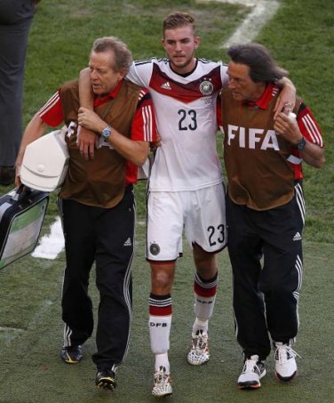 655 - 8 X 6 Photo - 2014 World Cup - The Final - Germany v Argentina - Kramer Injured