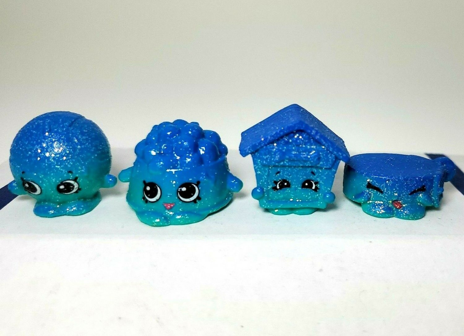 Shopkins Season 4 Blue Glitter Doghouse Collar Dennis Ball