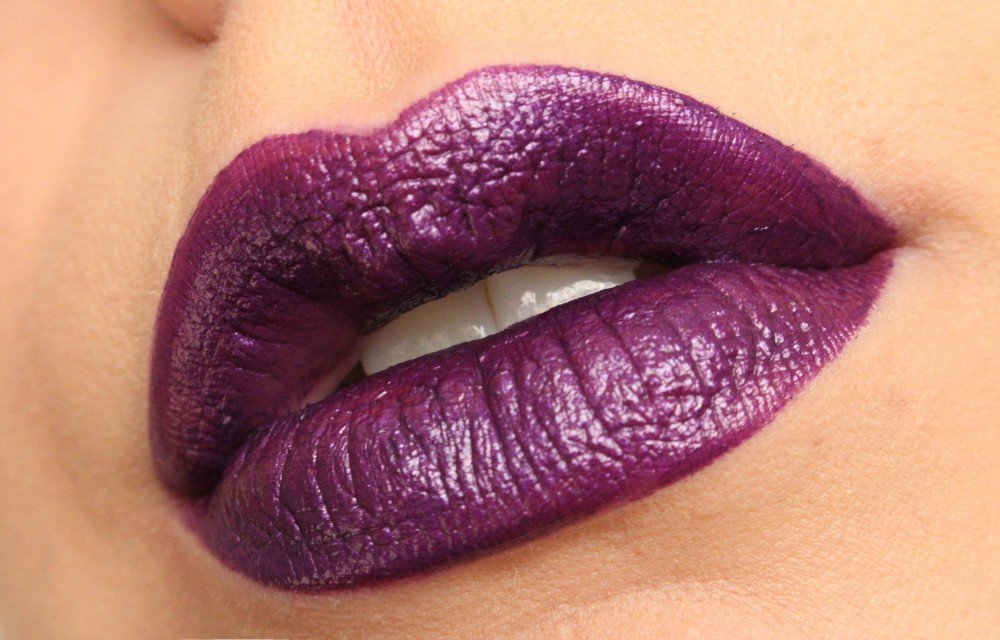 Makeup Revolution Atomic Lipstick- Make it Right Purple