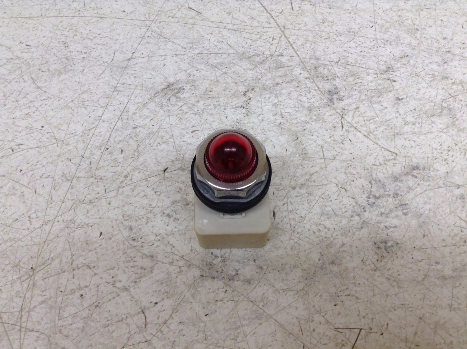 Square D 9001KM1 Red Illuminated Indicator Lamp 9001 KM1 Metal Nut