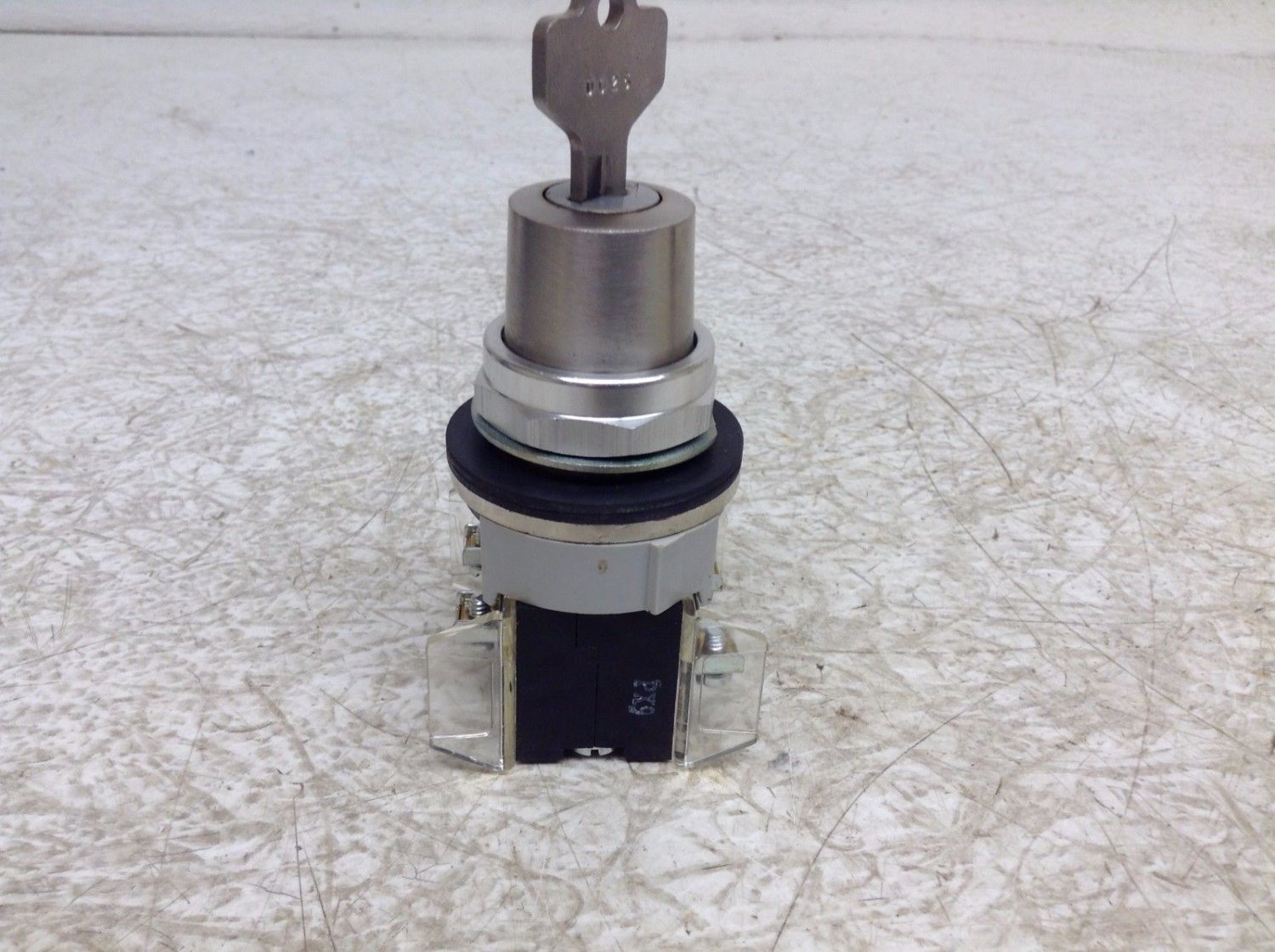 Allen Bradley 800TH3204 2 Position Key Selector Switch 800TH3204 w/ Key