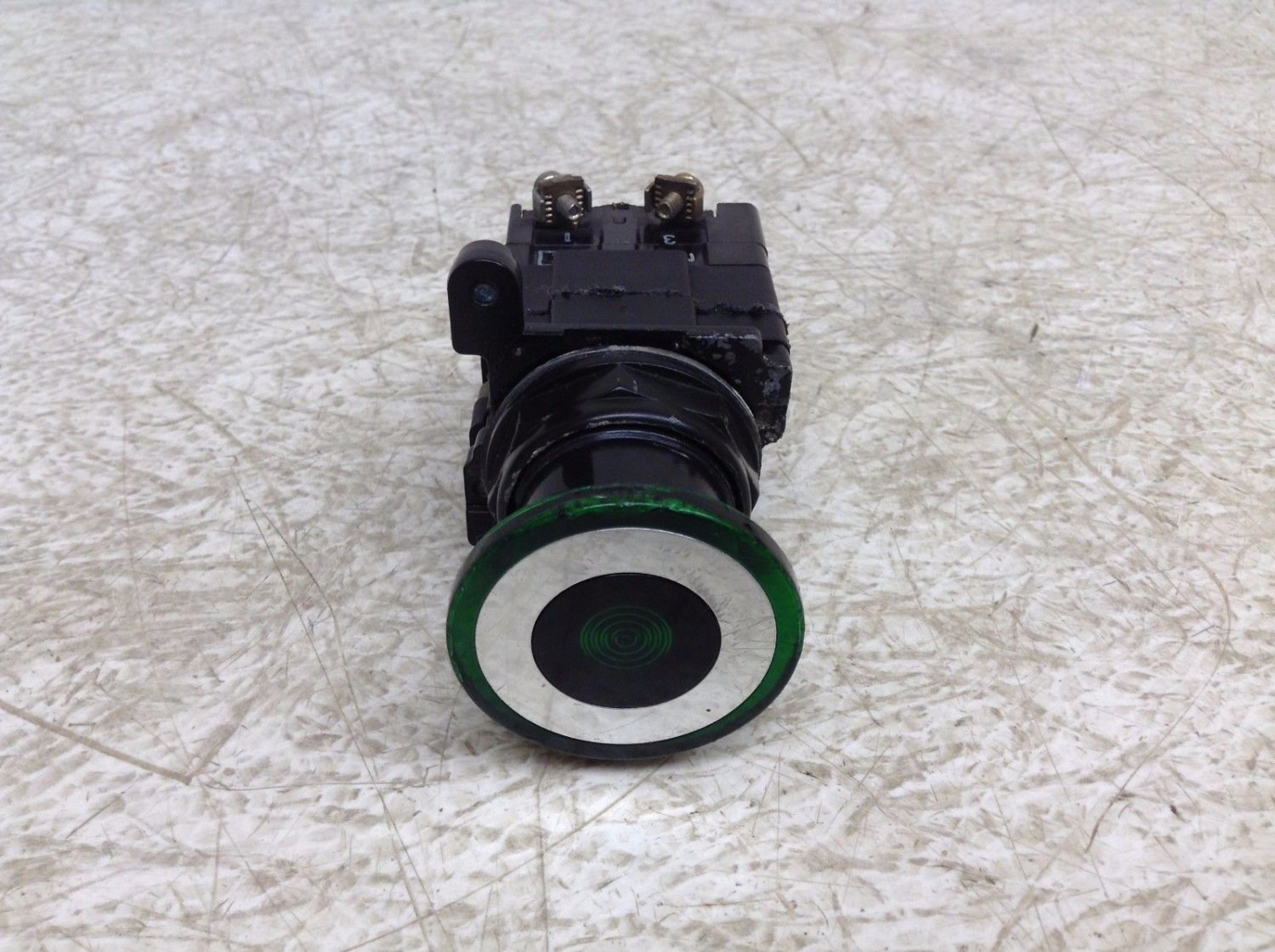 Cutler Hammer Eaton 10250T 91000T Green Illuminated Push Pull Button 120 V