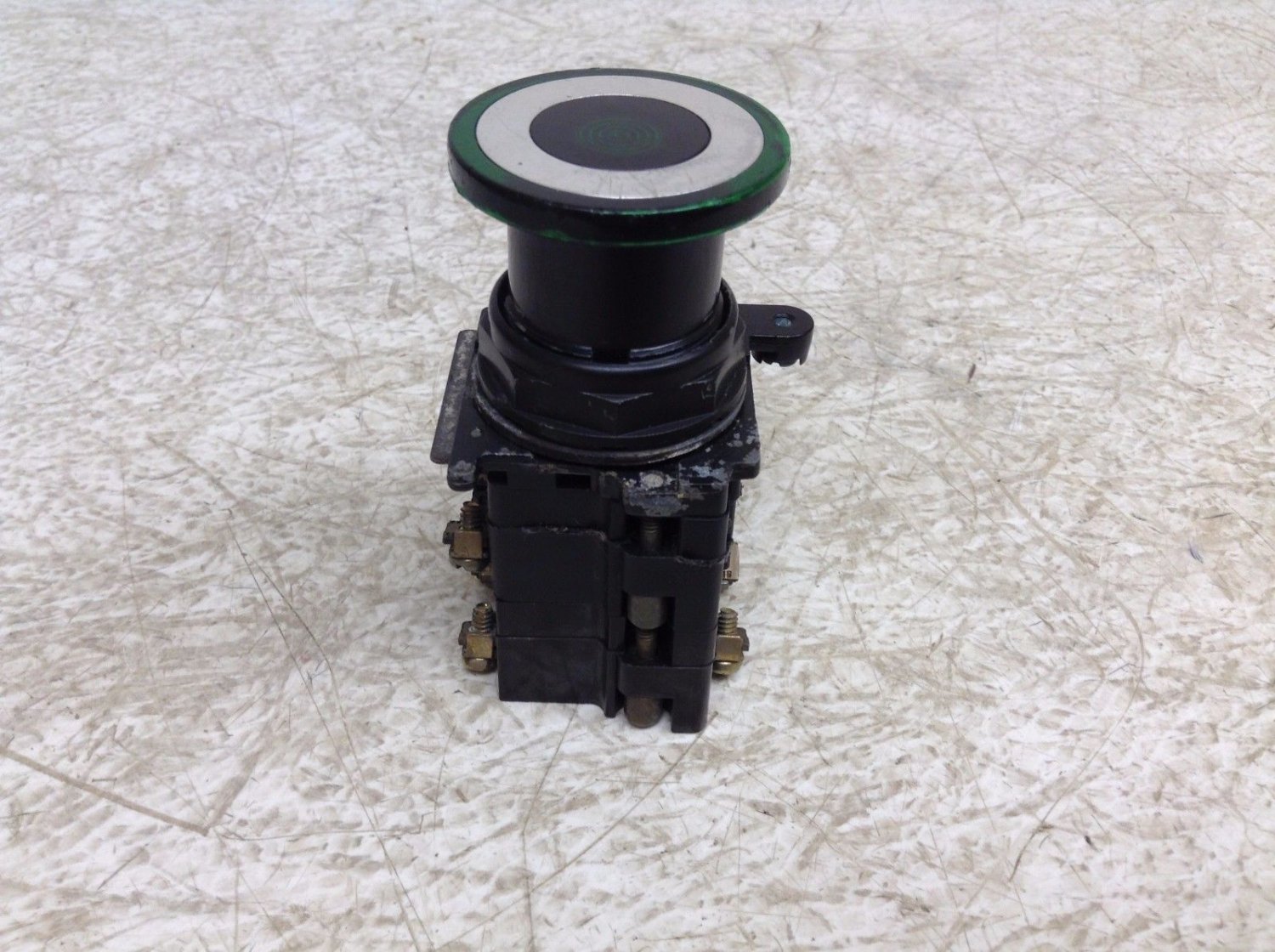 Cutler Hammer Eaton 10250T 91000T Green Illuminated Push Pull Button 120 V