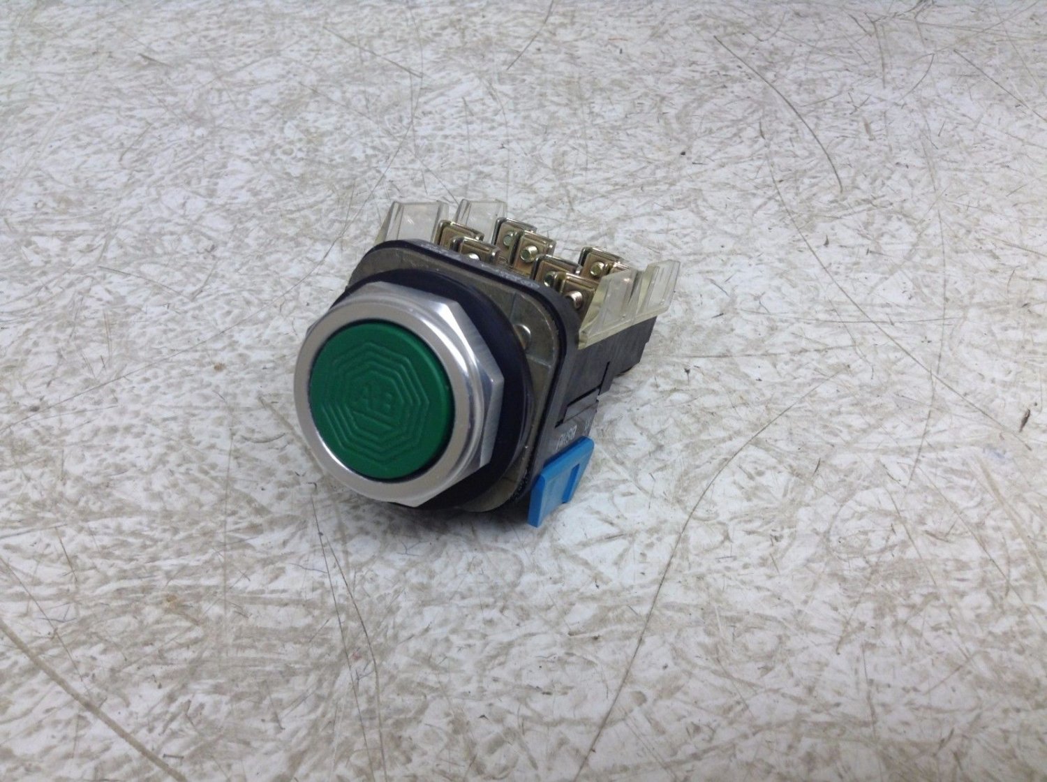 Allen Bradley 800T-A Green Momentary Push Button 800TA 800T-XAR