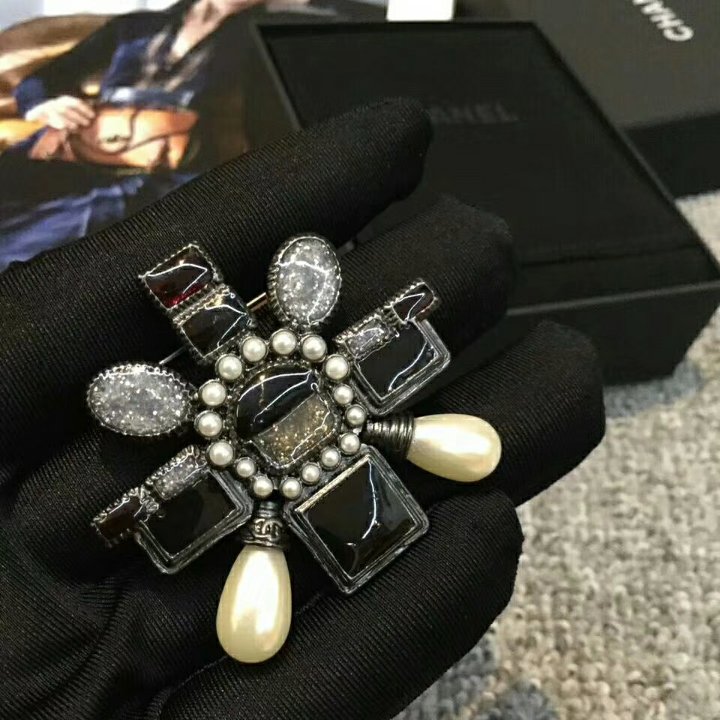 Brooch 035