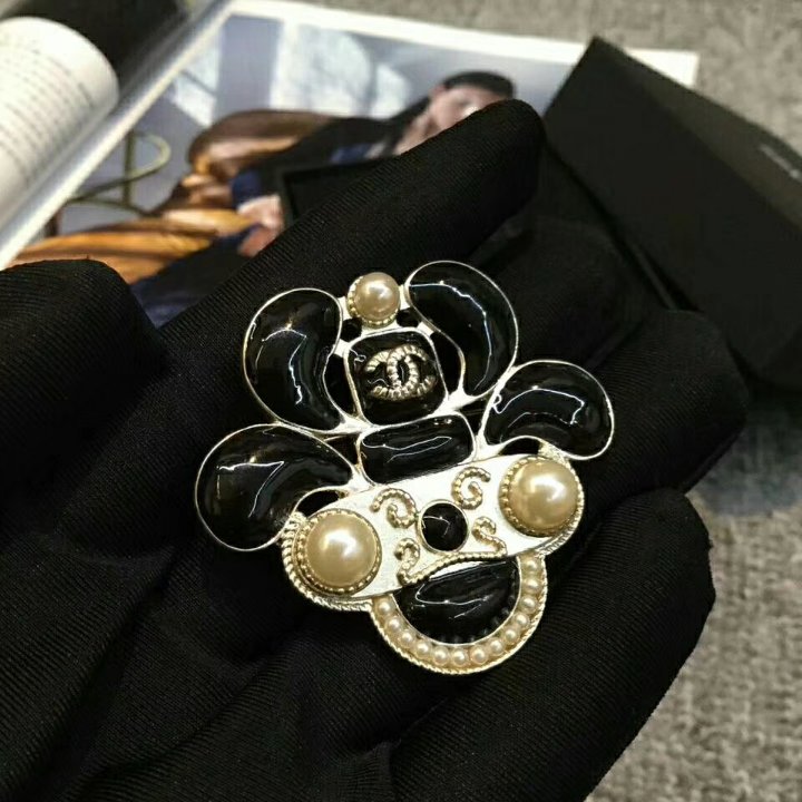 Brooch 036