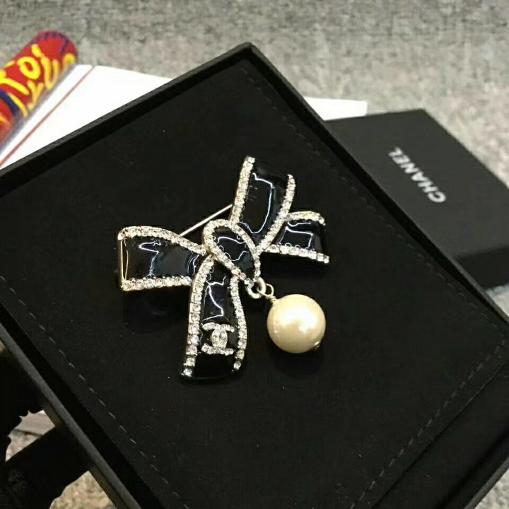 Brooch 039