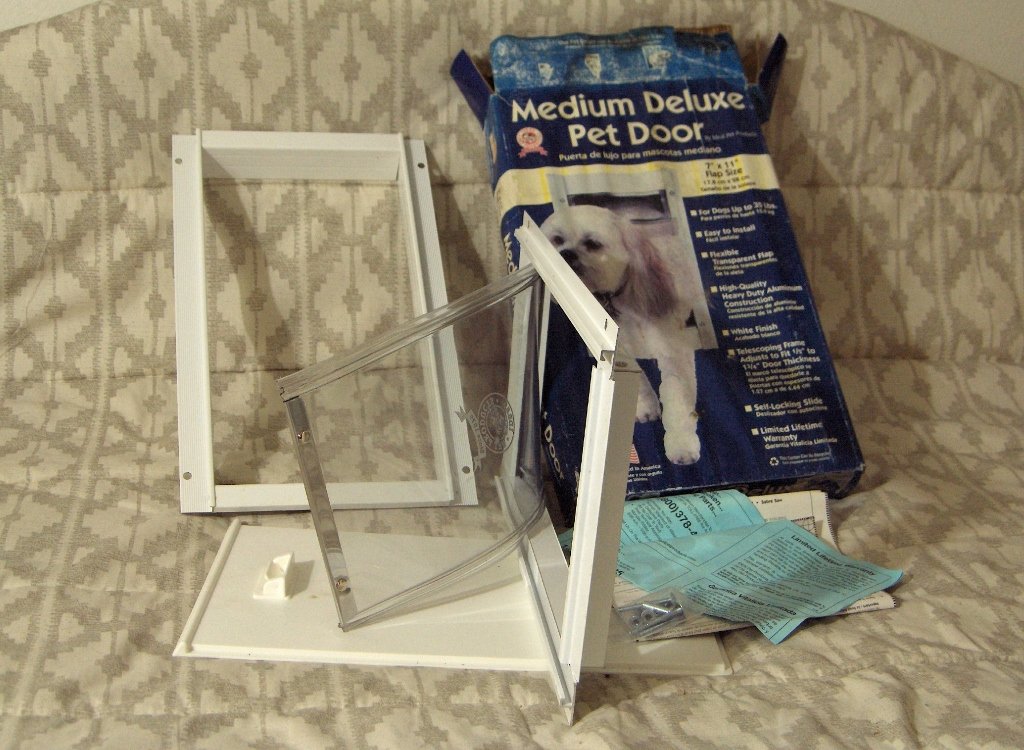 IDEAL PET PRODUCTS Deluxe Medium Dog Doggie Door Unused