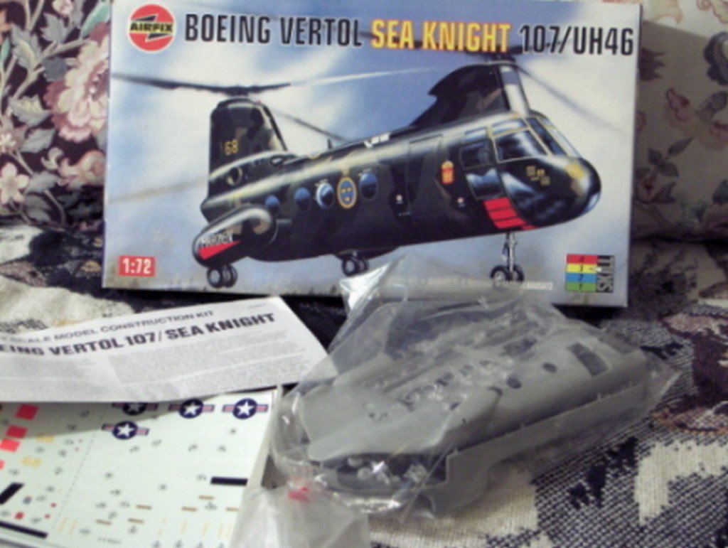 BOEING Vertol Sea Knight 107 UH46 Navy Helicopter Model Kit 03051 Airfix 1/72