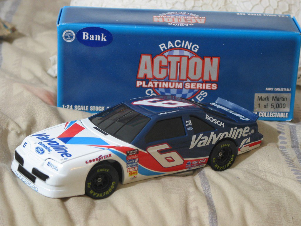 MARK MARTIN 1997 Action 1/24 Valvoline Bank Nascar Diecast Car