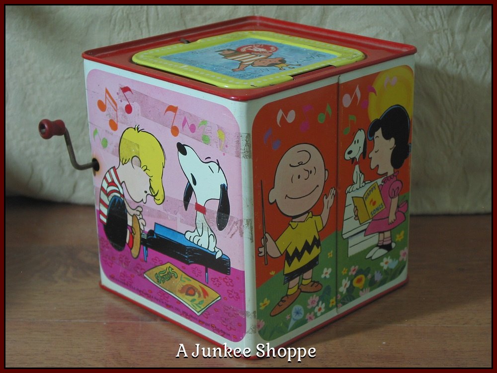 snoopy toy box