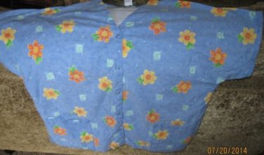 Green Town Scrub V Neck Uniform Top Light Blue with Flowers 3 Pocket XL