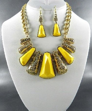 Nice GOLD   YELLOW BASE QUALITY PENDANT NECKLACE SET. 17"L - 3"EXTE