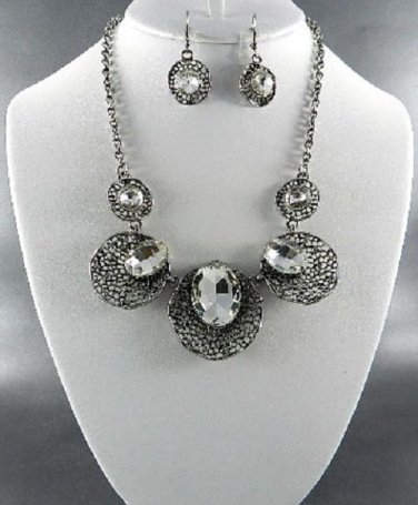 Nice PLATED METAL DECO STONE PENDANT NECKLACE SET. 17"L - 4"EXTENDER  EARRINGS