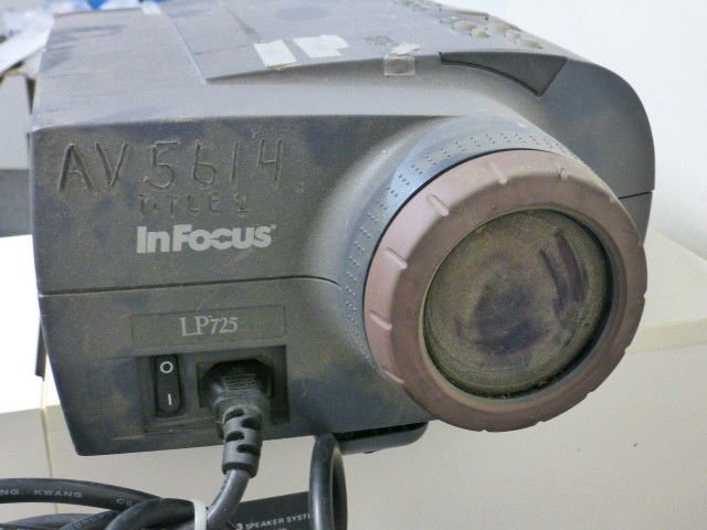 InFocus LP725 Digital Projector For Parts or Repair