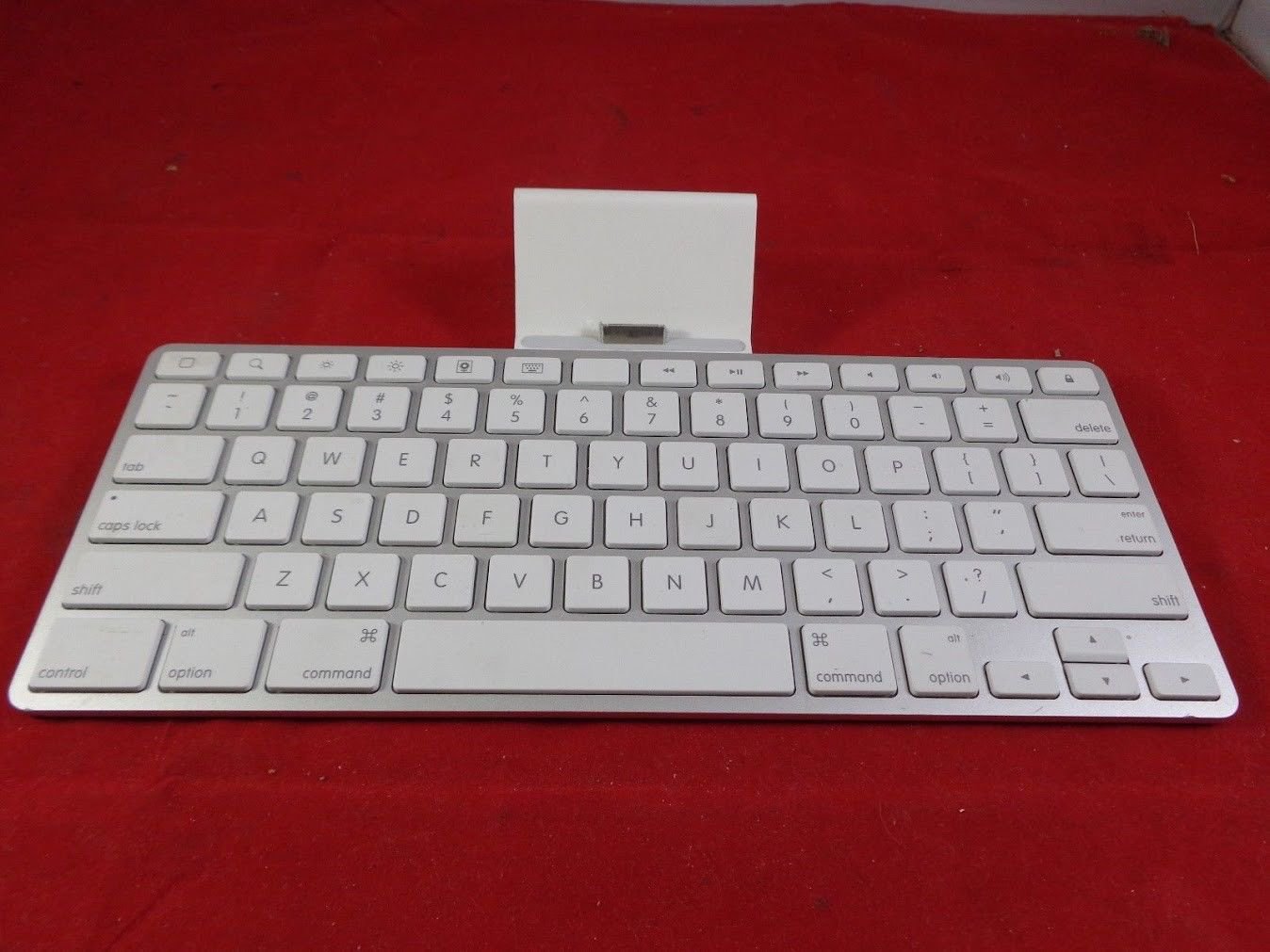 Apple iPad Keyboard Dock A1359 MC533LL/A for 30-pin iPad (1st 2nd 3rd Generation