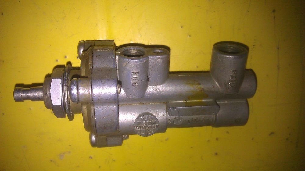 GENUINE INTERNATIONAL NAVISTAR AIR WIPER CONTROL VALVE 491482C91