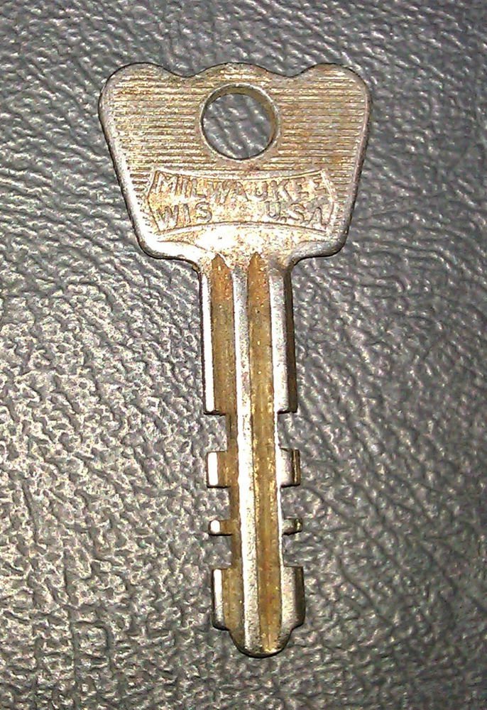 VINTAGE MASTER LOCK CO KEY   54475bfec72ce 345218b 