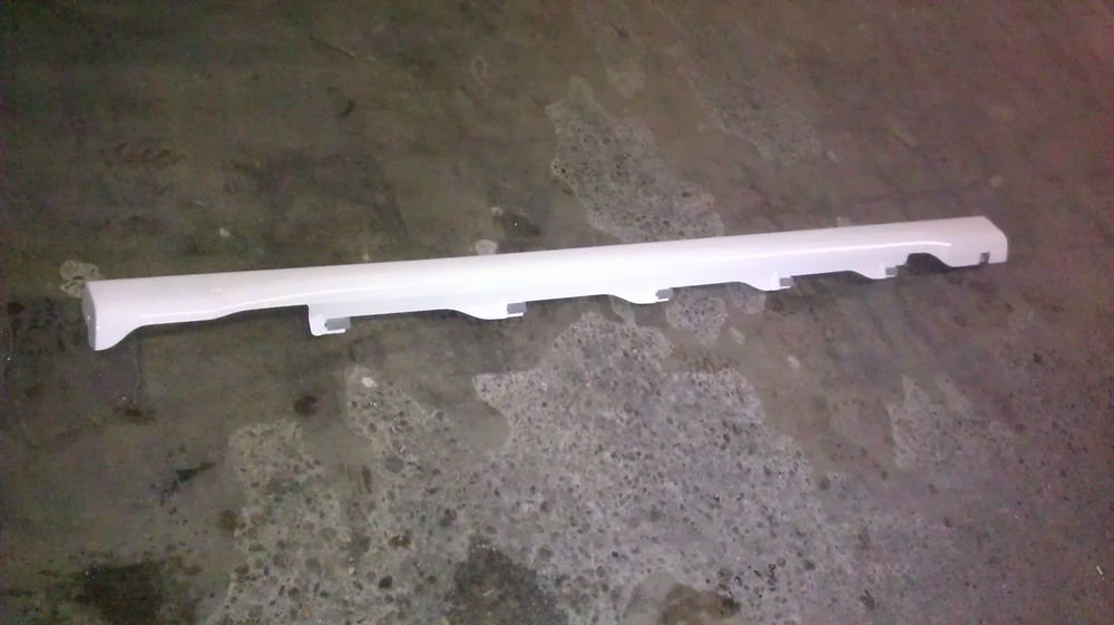 GM / SATURN LEFT ROCKER PANEL MOLDING MOULRE MOLDURA 25885677 NEW SURPLUS