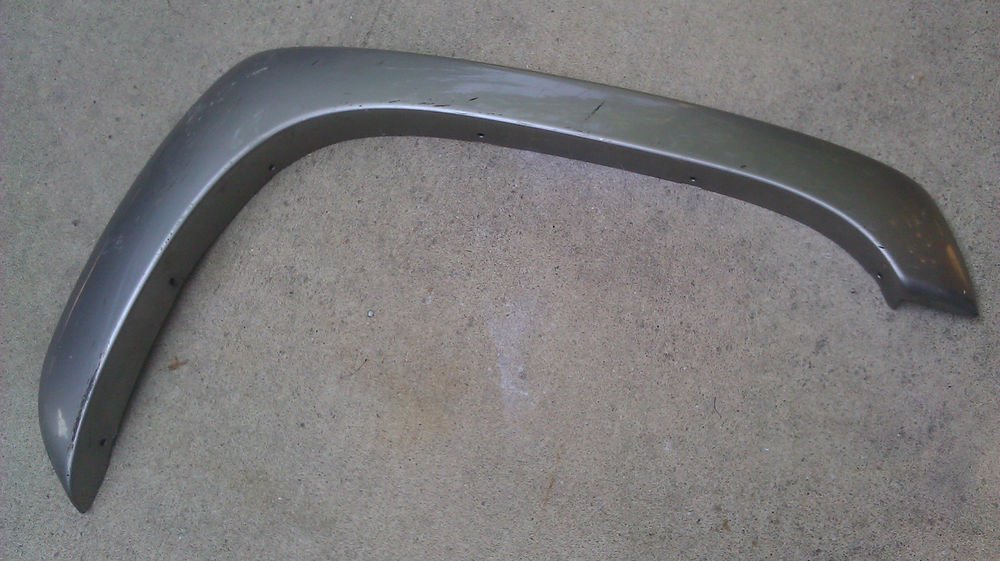 GENUINE GM RIGHT FENDER FLARE FLAIR 15062972 15062974 GM22046R