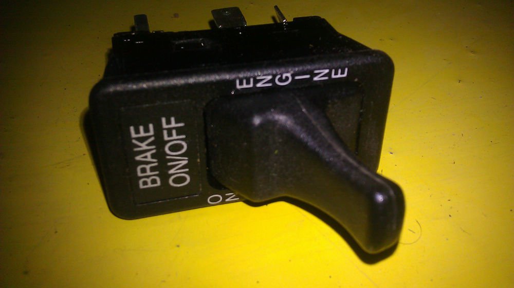 GENUINE INTERNATIONAL NAVISTAR BRAKE SWITCH 2007308C1
