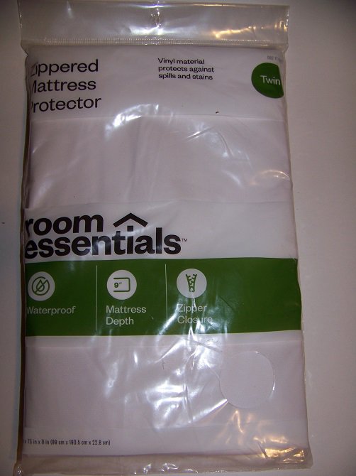 Room Essentials Twin Mattress Protector Waterproof Zippered 100% Vinyl