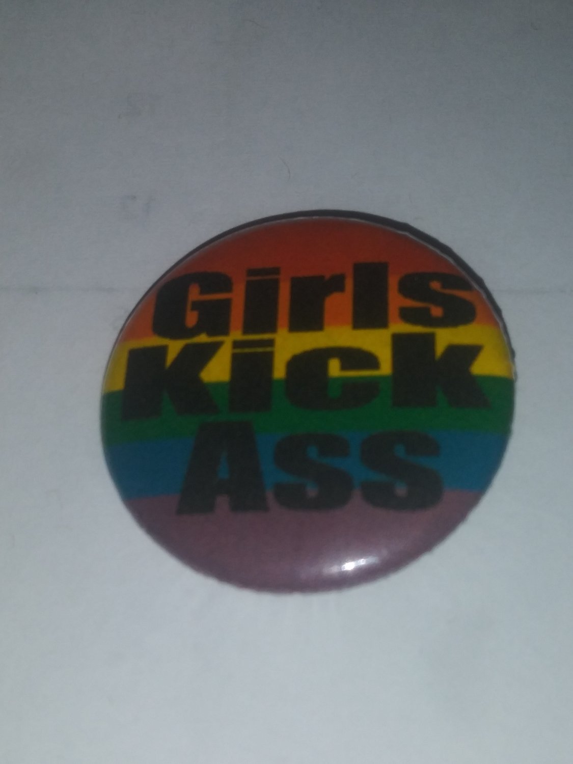 Pinback Button Girls Kiss Ass !     (BB1)