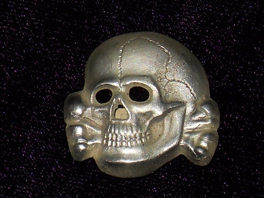 Бусина череп в каске. Немецкий череп. Мертвая голова тотенкопф. Череп на немецком. Каска с черепом финляндия.