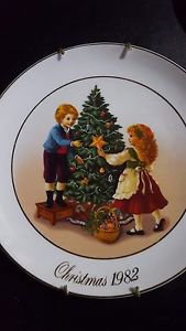 Vtg AVON CHRISTMAS MEMORIES 1982 Tree Plate Holiday Decor Japan