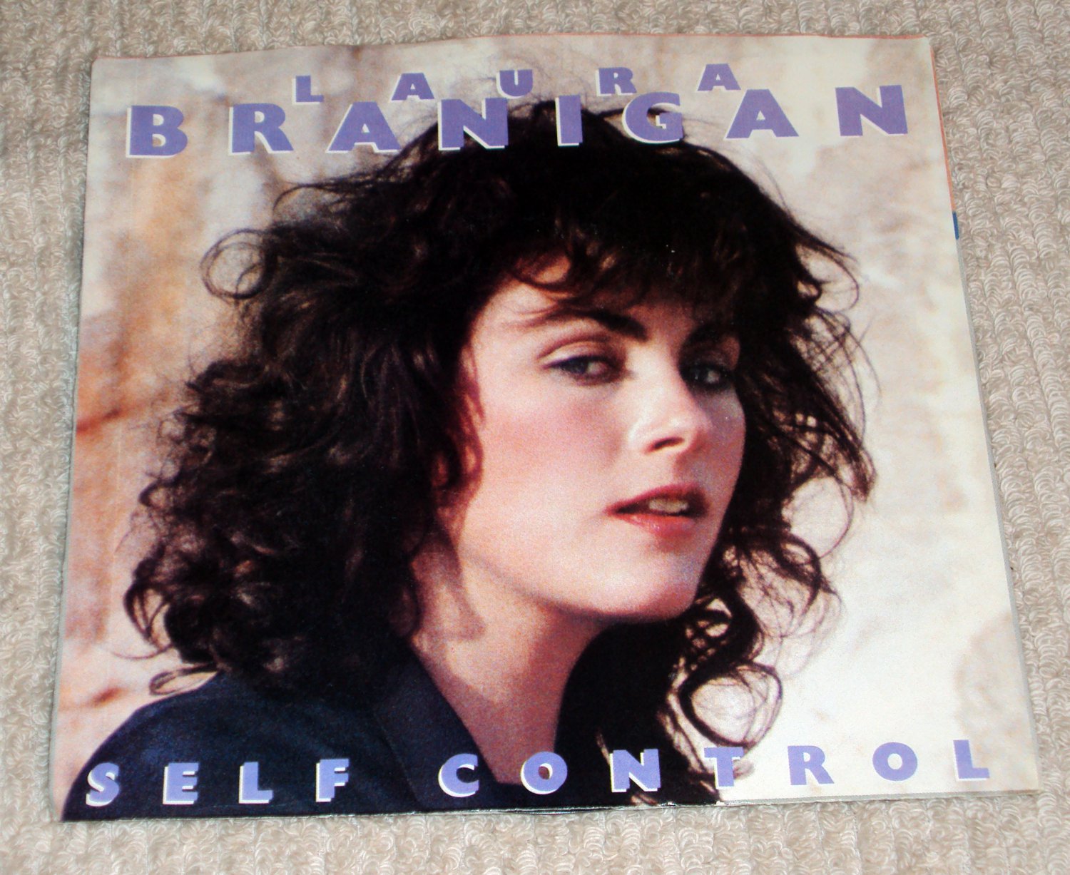 Laura branigan self control перевод. Лаура Браниган. Лаура Браниган 1984. Laura Branigan self Control обложка. Self Control Лаура Браниган.