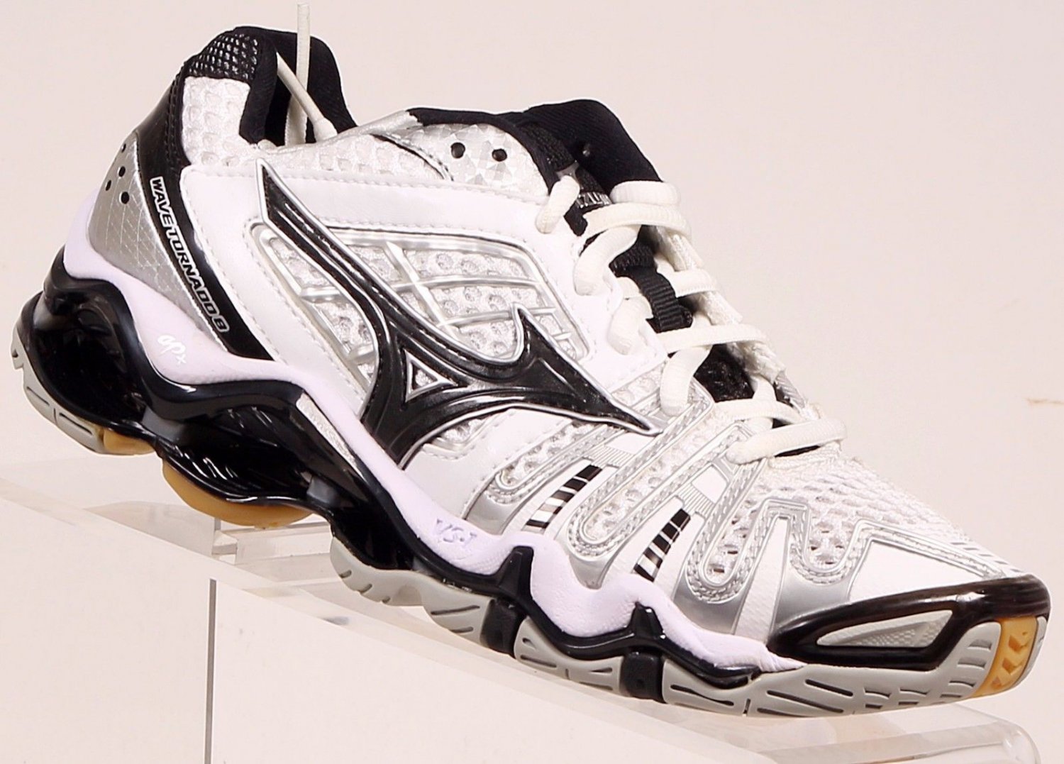 mizuno tornado 8
