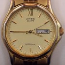 CITIZEN QUARTZ DAY/DATE 5500-S24485 MENS WRIST WATCH GOLD TONE