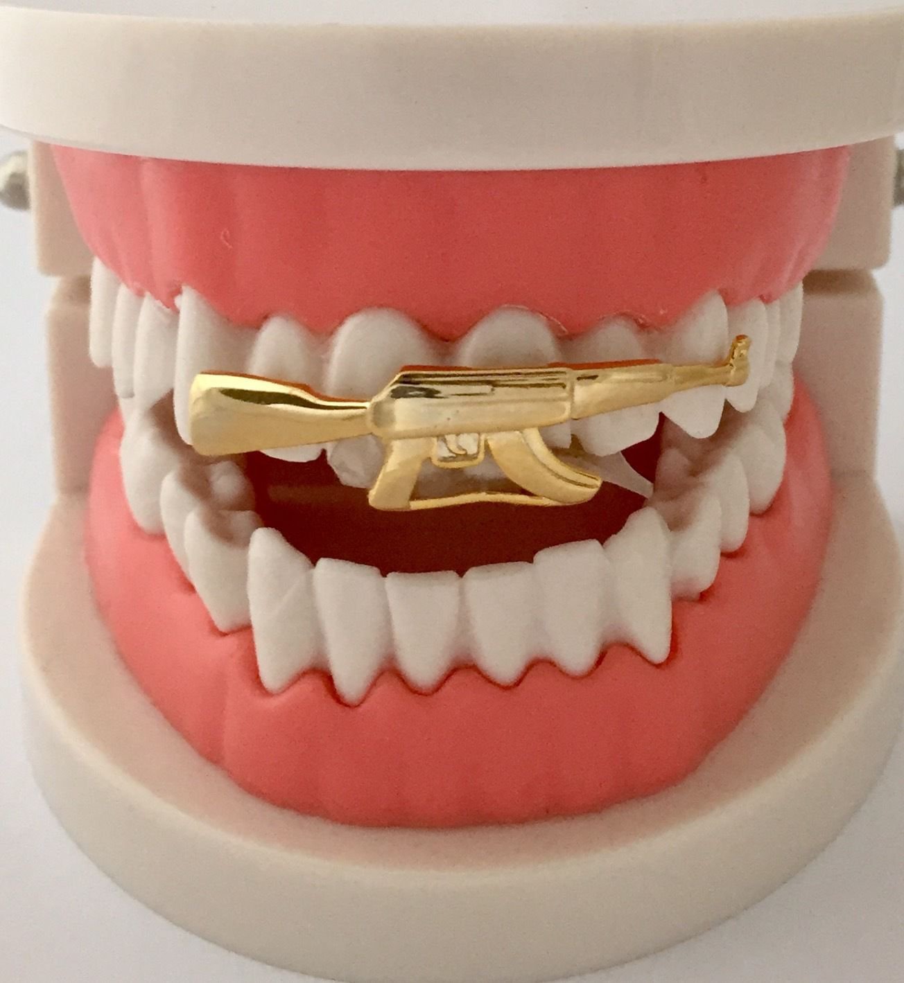 Two tooths. две зубные щетки в стакане. зуб картинка. Two tooths. зуб.