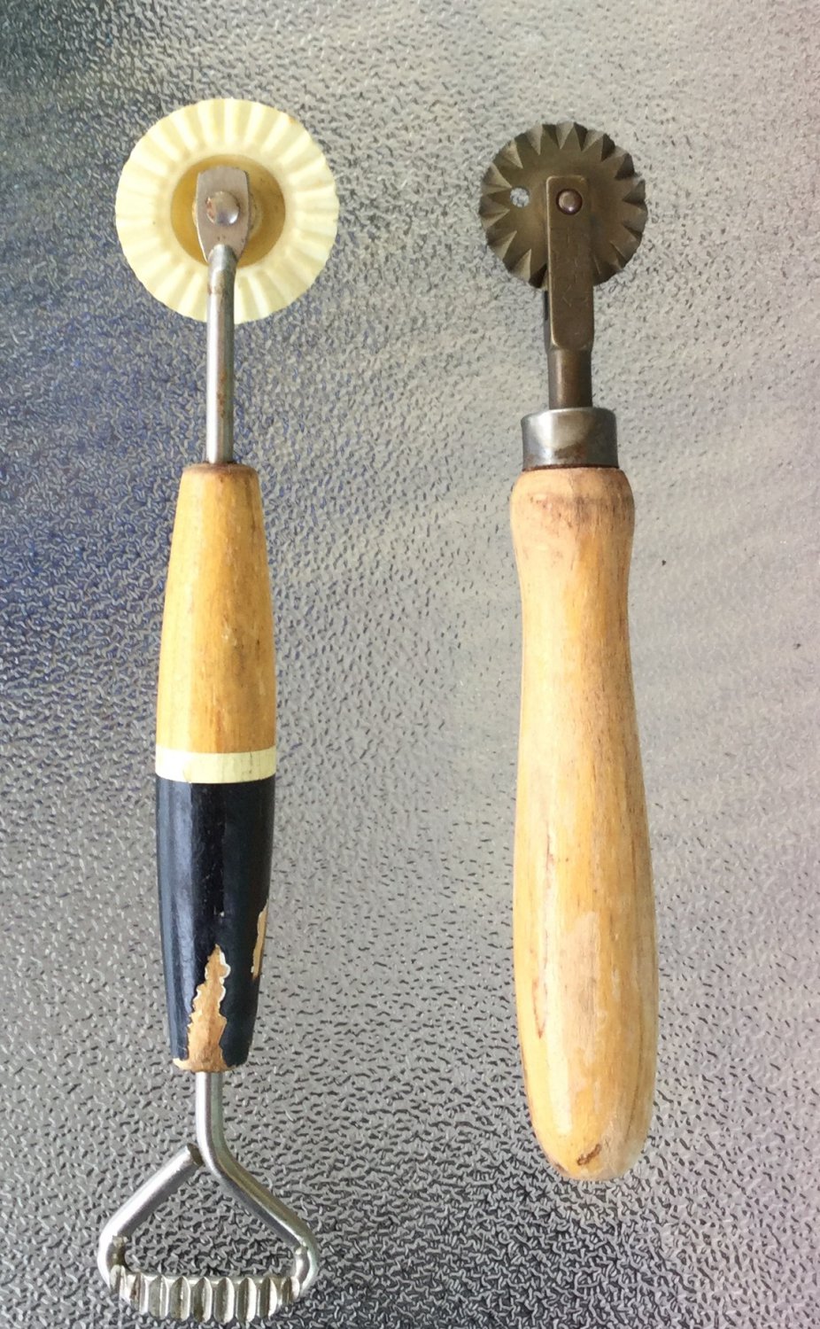 VTG 40s Pie Crust Cutter Crimper Wheel Ravioli Trimmer Set of 2 Kitchen