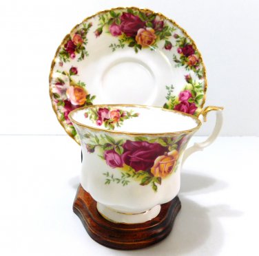 Royal Albert Old Country Roses Footed Teacup Saucer Set Bone China Montrose England Gold Gilt