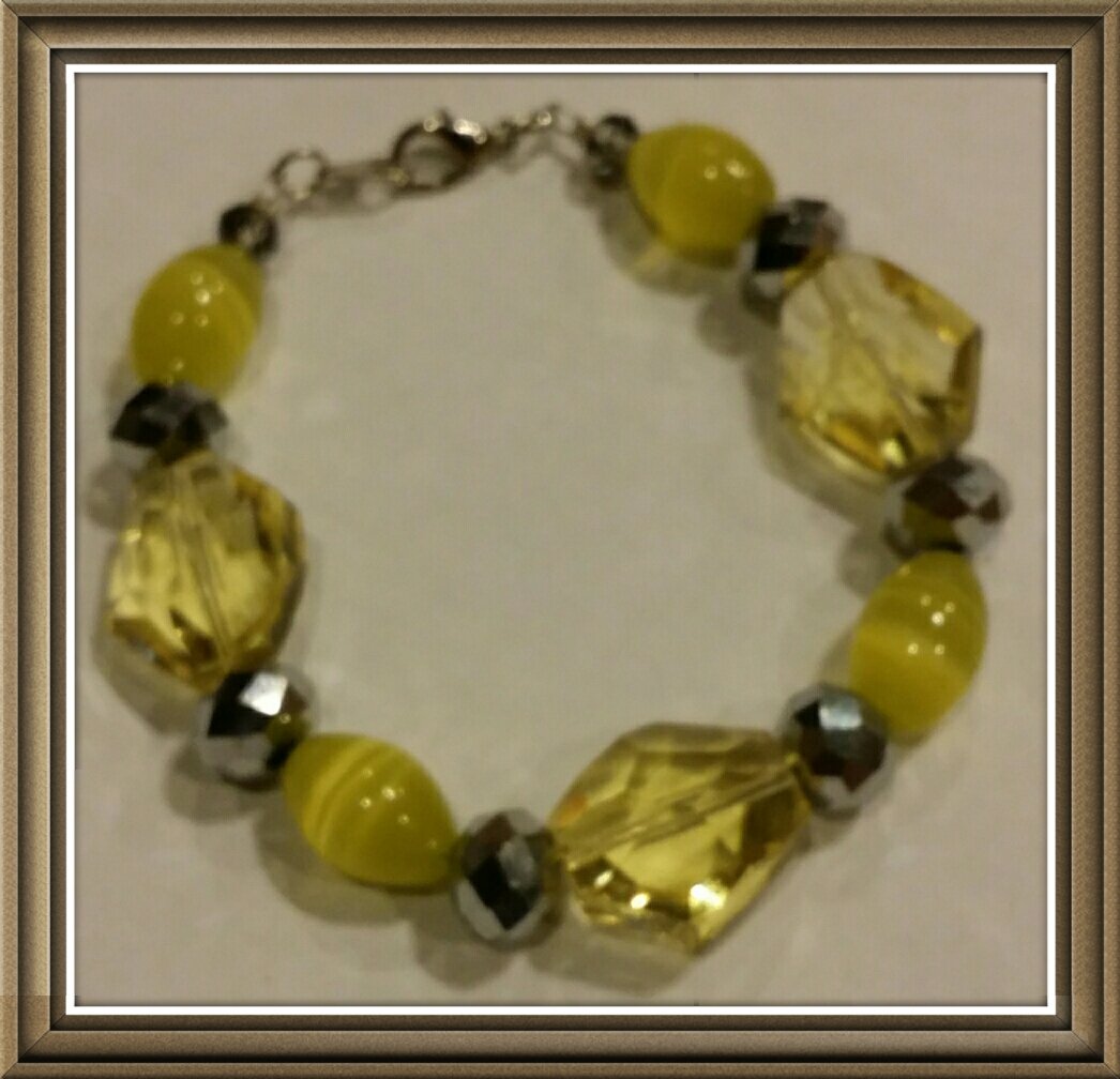 YUREINE Éclat White Shell Pearl and Red Synthetic Stone Bracelet