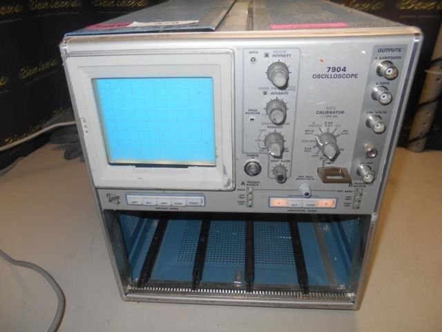 TEKTRONIX 7904 OSCILLOSCOPE Channels 2, 500MHz - 699 MHz, Digital