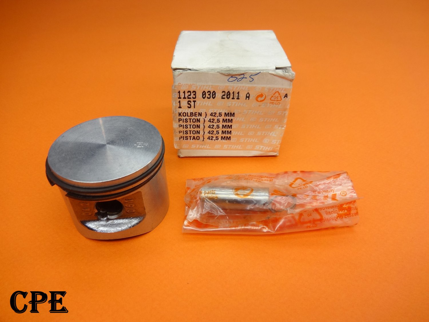 Stihl Chainsaw NEW OEM MS250 Piston with Rings 1123-030-2016 42.5mm circlips pin
