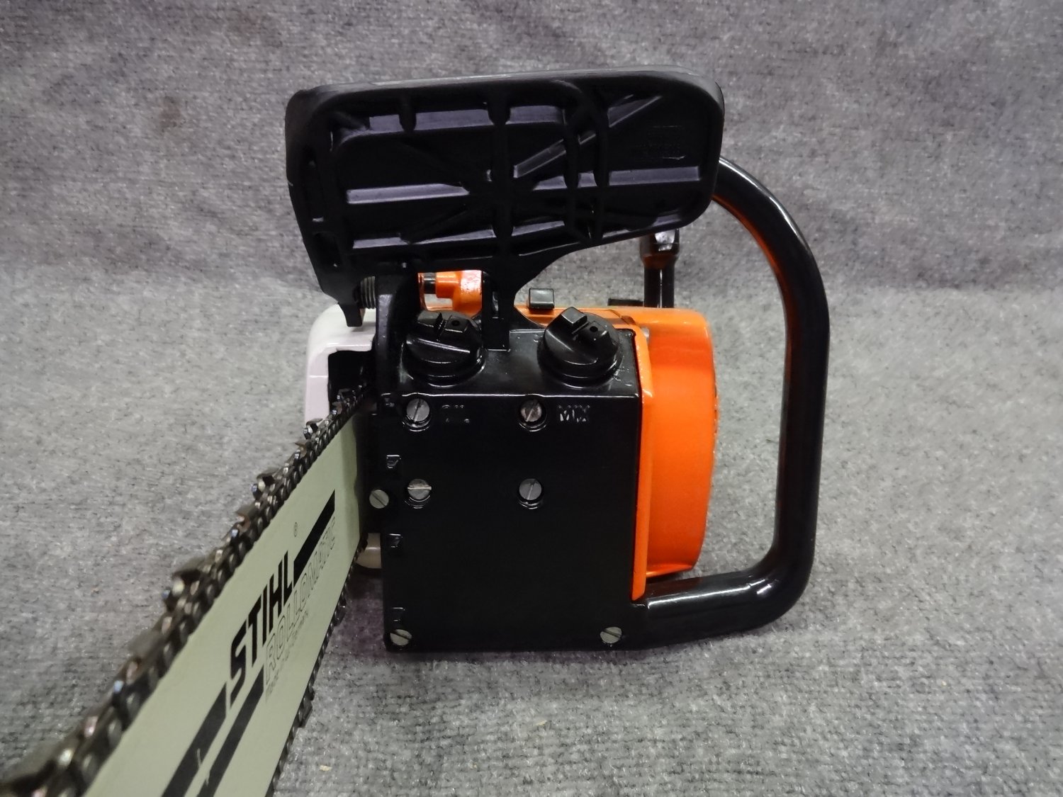 NEW STIHL 015L, 015 L GAS CHAINSAW 14" BAR & STORAGE CASE (VERY NICE SAW)