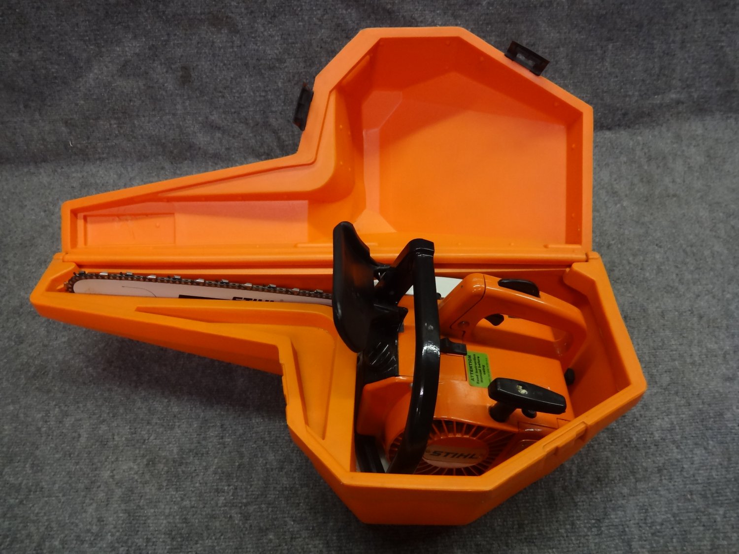 NEW STIHL 015L, 015 L GAS CHAINSAW 14" BAR & STORAGE CASE (VERY NICE SAW)