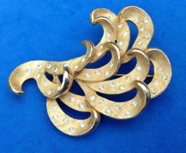 VINTAGE GOLD TONE & RHINESTONE FLOWING DESIGN PIN SHINY & TEXTURED - LOVELY !!