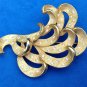 VINTAGE GOLD TONE & RHINESTONE FLOWING DESIGN PIN SHINY & TEXTURED - LOVELY !!