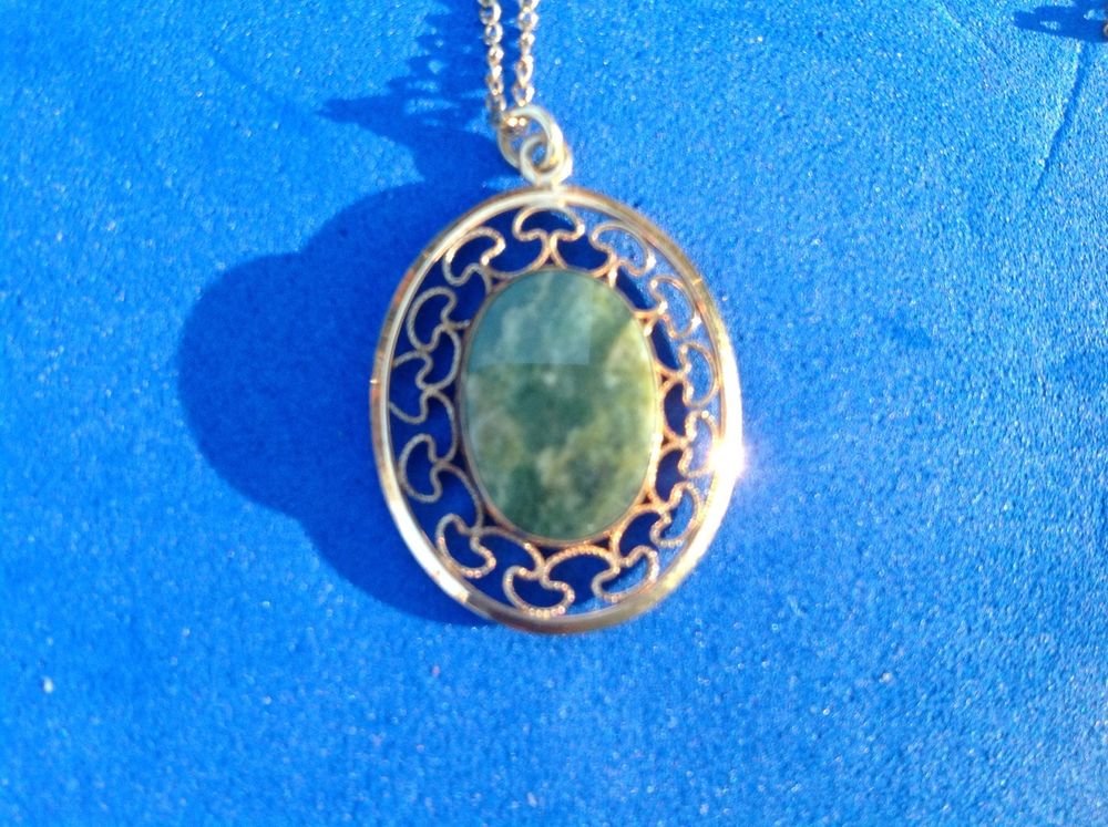 VINTAGE WINNARD GOLD FILL 1" X 7/8" JADE PENDANT AND 18.5" CHAIN NECKLACE