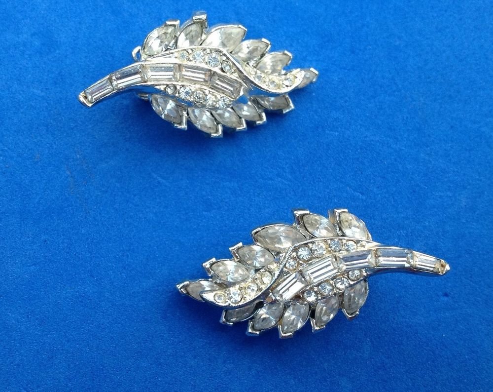 VINTAGE PELL RHINESTONE FLOWING LEAF DESIGN CLIP ON EARRINGS 1 1/2" X 3/4". NICE