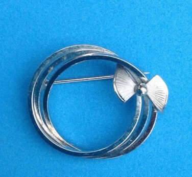 VINTAGE STERLING SILVER TRIPLE CIRCLE WITH BOW PIN. SIGNED "d e c "