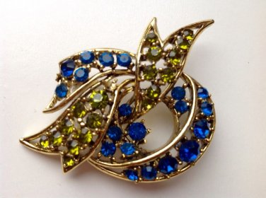 LARGE & BEAUTIFUL GREEN & BLUE RHINESTONE IN GOLD TONE SETTING PIN