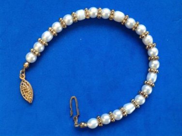 FAUX WHITE PEARL & GOLD TONE BEADED BRACELET 7 1/2" - SWEET !!