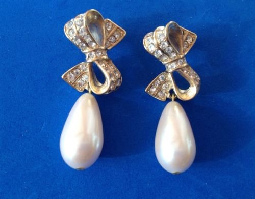 CLASSY RHINESTONE DANGLING PEARL GOLD TONE BOW PIERCED EARRINGS 2" X 7/8"