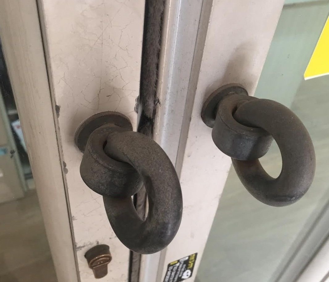 DOOR SECURITY LOCKING STORE WAREHOUSE STORAGE GATE GARAGE SHOP LOCK + RINGS